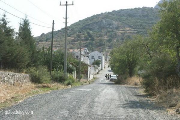 hızırşah köyünün knidos yolu üzerinden girişi