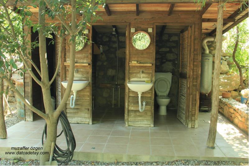 knidia çiftliğinde tuvaletler